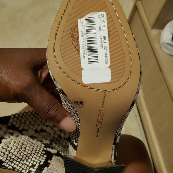 NEW VInce Camuto Snake Print booties - Picture 6 of 6